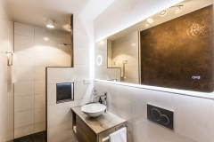 fewo-elbhang-villa-dresden-modernes-badezimmer-mit-großem-spiegel