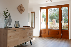 fewo-pillnitz-eingangsbereich-mit-großem-lichtdurchfluteten-fenster