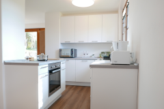 fewo-pillnitz-moderne-voll-ausgestattete-Kueche-mit-kochinsel